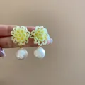 Pendientes de botón con flores de cuentas amarillas hechas a mano y perla blanca - Estilo de Perla con Flor Tejida (126#) / Amarillo