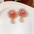 Elegantes pendientes de rosa de cinta rosa con cuentas y perlas de gota blancas - Estilo de Perla y Cuentas de Rosa de Satén (128#) / Rosa