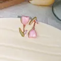 Elegantes pendientes de tulipán rosa con tallos de oro rosa y detalle de cristal - Estilo de Flor de Tulipán Asimétrico (127#) / Rosa