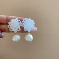 Elegantes pendientes de flores de cuentas blancas con colgante de perla brillante - Estilo de Colgante de Perla de Flor Tejida(124#) / Blanco