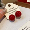 Dettaglio macro di orecchini a lobo tondi rossi con perni in argento S925 - Piccolo (1.7cm) / Rosso