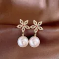 Elegantes pendientes de perlas y flores doradas con cristales y centro de rubí - Estilo de Perla de Flor de Diamantes de Imitación Dorados(106#) / Blanco