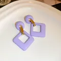 Boucles d'oreilles pendantes carrées violettes mates avec détails dorés - Carré Géométrique / Violet