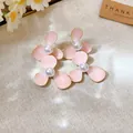 Elegantes pendientes de flores rosas con perlas sobre fondo beige - Estilo de Flor Rosa con Perla Artificial (122#) / Dorado/Rosa