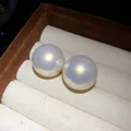 Eleganti orecchini a perno con perle bianche in una lussuosa scatola portagioie in velluto - Medio (2cm) / Bianco