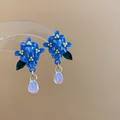 Elegantes pendientes de hortensias azules con colgantes de gotas claras irisadas - Estilo Floral Fresco Azul con Gota (71#) / Azul