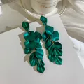 Boucles d'oreilles élégantes à pompons de pétales métalliques vert émeraude en couches - Pampille pétale / Vert