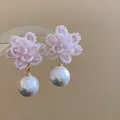Pendientes de flores de cuentas rosas hechos a mano con elegantes perlas iridiscentes - Estilo de Flor Tejida Rosa con Perla Artificial (72#) / Rosa