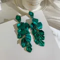Boucles d'oreilles pendantes élégantes avec pétales vert mat et pompons longs - Pampille pétale / Vert