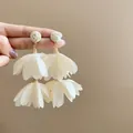 Pendientes elegantes de flores de tela blanca con borlas y detalles tejidos dama - Estilo de Pétalo Tejido de Malla Beige (74#) / Beige