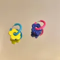 Pendientes de aro con flores de plástico coloridas en azul, rosa y amarillo - Aros de Flores Patchwork Multicolor (85#) / Azul/Amarillo/Rosa
