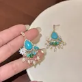 Pendientes de estilo bohemio con turquesa, borlas florales, perlas de arroz y perlas - Estilo de Borla con Piedra Principal Turquesa (96# Poste de Plata - Botón) / Dorado/Azul