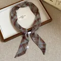Collar pañuelo de seda retro con elegante diseño a cuadros marrones y azules, chic - Café Sarga Azul