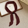 Collar de bufanda estrecha a cuadros granate vintage con elegante detalle de cuenta - Rojo Oscuro