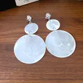 Primer plano de pendientes plateados con colgantes circulares blancos translúcidos - Estilo Colgante Arrugado Redondo de Doble Capa / Plata-Blanco