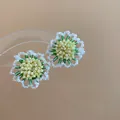Pendientes de botón de flores hechos a mano con cuentas y aguja de plata 925 para mujer - Estilo de Margarita de Cuentas Hecha a Mano (1008# Poste de Plata) / Blanco