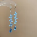 Elegantes pendientes de mariposa azul claro con hermosas gotas de cristal tallado. - Estilo de Borla de Cristal con Mariposa Azul Claro (118# Gancho de Oreja) / Plateado/Azul