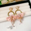 Elegantes pendientes de flores de cuentas rosas con aros dorados y borlas de tela - Estilo de Borla de Cuentas y Tela Rosa (83# Poste de Plata) / Dorado/Rosa