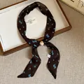 Collar de bufanda de seda marrón vintage con estampados geométricos azules y cuenta mármol. - Café Rombo Azul