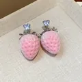 Primo piano di orecchini a forma di fragola rosa floccata con cristalli a cuore scintillanti. - Stile 3# Orecchini Cuore (WE5999) / Argento-Rosa