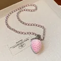 Primo piano di un ciondolo a fragola rosa floccato e collana di perline di vetro - Stile 1# Perle di Vetro (WN2306) / Argento-Rosa
