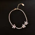 Elegante bracciale finitura oro con ciondoli floreali in zircone su sfondo nero opaco - Stile Triplo Fiore 25# (HB285-2)