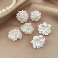Vista detallada de 3 pares de pendientes vintage de resina con diseños de flores y perlas - Set de 3 Pares (3#)