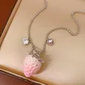 Collana con pendente a fragola rosa floccata, catena a sfere d'argento e cristalli. - Stile 2# Catena a Sfere (WN2306) / Argento-Rosa