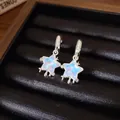 Orecchini a stella color argento con resina iridescente su un vassoio nero - Stella / Argento-Blu