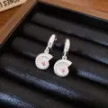 Dettaglio orecchini a cerchio a conchiglia argento con strass rosa in un portagioie nero - Conchiglia / Argento