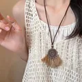 Vue détaillée d'un collier ethnique bohème avec des glands sur un mannequin femme - Style Gland Disque Rond (6#)