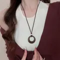 Vue détaillée d'un collier ethnique bohème avec pendentif anneau marron sur un mannequin - Style Anneau Brun Foncé (11#)