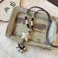 Détail rapproché du collier avec pendentif étoile fait main et perles en céramique. - Style Étoile en Céramique (18#)