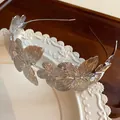 Dettaglio di un cerchietto a farfalla in metallo argento con ali texturizzate - Cerchietto (HH5908) / Argento