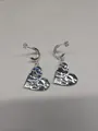 Eleganti orecchini a cerchio a C con ciondolo a cuore argento testurizzato lucido - Stile Cuore Increspato / Argento