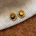 Dettaglio di orecchini occhio di tigre placcati in oro con accenti di zircone lucido - Ovale / Oro