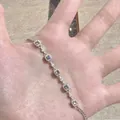 Elegante bracciale in argento con pietre di zircone viola quadrate su un modello - Bracciale Sottile in Zirconia Viola Quadrata (30#) / Argento-Viola