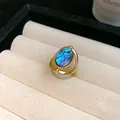 Nahaufnahme eines Vintage-Goldrings mit schillernder Einlage aus Abalone-Muschel - Gold-Irisierendes Grün