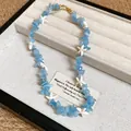Sommerliche Strand-Halskette aus blauen Natursteinen mit weißen Seestern-Anhängern - Blauer Splitterstein