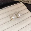 Élégantes boucles d'oreilles perles blanches avec crochets argentés dans un coffret - Style Créole (66 Boucle d'Oreille) / 13mm / Blanc