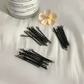 Set di forcine per capelli nero opaco minimaliste su sfondo di tessuto bianco estetico - 50 Pezzi / Nero
