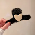 Eleganter schwarzer Kunstfell-Haarclip mit beigem Herzstück für das Winter-Styling - Schwarzes Herz (75#)