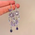 Detailopname van luxe oorbellen in paleisstijl met paarse kristallen bloemen en druppels - Oorbelhaakjes / Paars zirconia bloem vlinder stijl (68#)