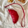 Creatieve rode lederen sleuteletui in de vorm van een croissant met lang nekkoord nu - Croissant Vorm (HN13696HN7265HN7402) / Rood