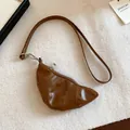 Stijlvol bruin lederen mini-nekzakje in de vorm van een croissant met lange riem - Croissant Vorm (HN13696HN7265HN7402) / Bruin