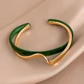 Elegante brazalete de doble capa ondulado en acrílico verde y chapado en oro. - Verde