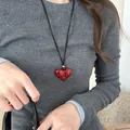 Collier pendentif cœur rouge style coréen avec cordon en cuir noir sur pull gris - Collier Pendentif Cœur (21#)