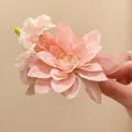 Nahaufnahme einer zartrosa Stoffblumen-Haarklammer mit geschichteten Blütenblättern - Entenschnabel-Clips / Rosa