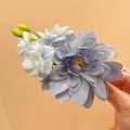 Nahaufnahme der geschichteten blauen und lila Stoffblumen an der Haarspange im Mori-Stil - Entenschnabel-Clips / Blau