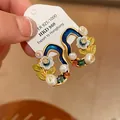 Detailansicht antiker blauer Emaille-Ohrringe mit Perlen und zarten Blumenmotiven - Geometrischer Blumenstil (WE718) / Gold-Blau